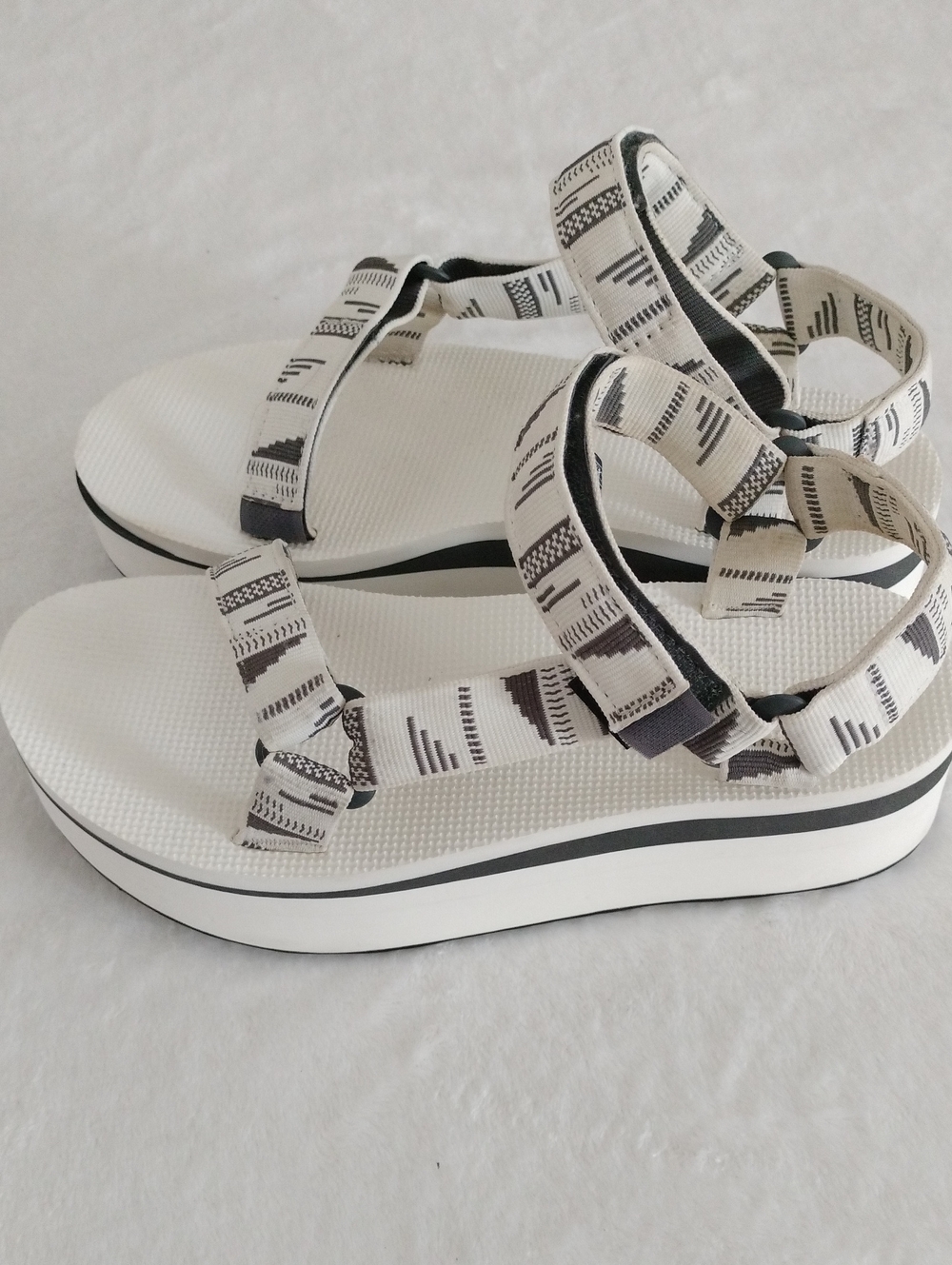 Tava Flatform Universal Platform Sandals Size 8